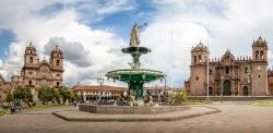 带印加喷泉的阿玛斯广场全景, 库斯科大教堂和耶稣教堂, 秘鲁